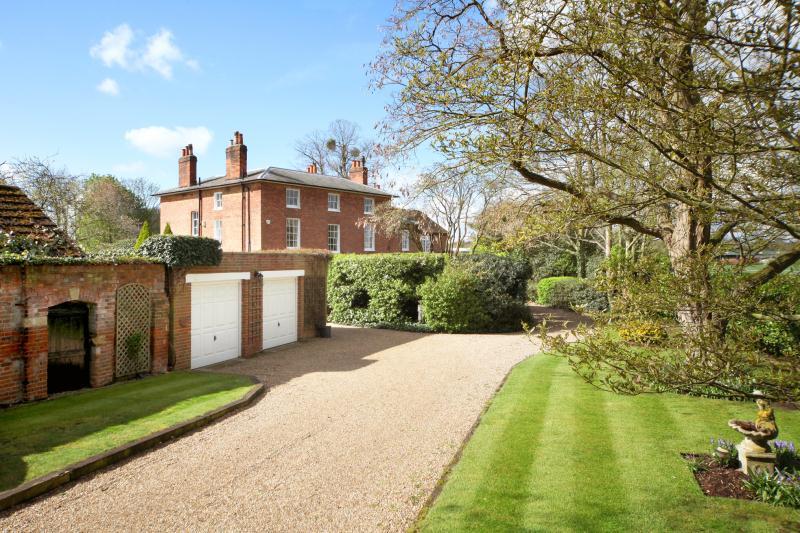 7 bedroom detached house for sale in Waltham Road, White Waltham