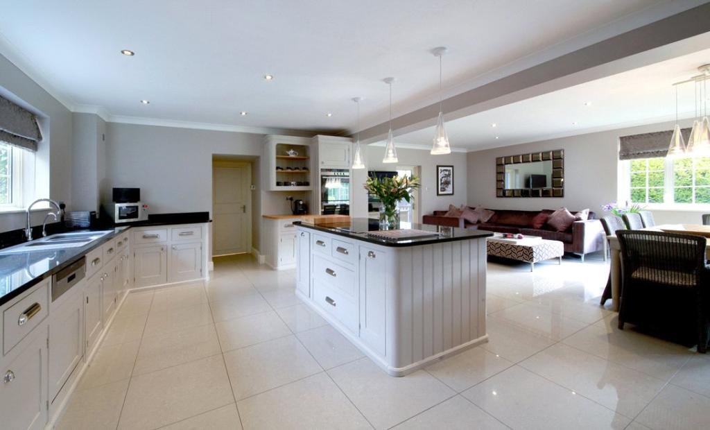 6 bedroom detached house for sale in Stratton Chase Drive, Chalfont St