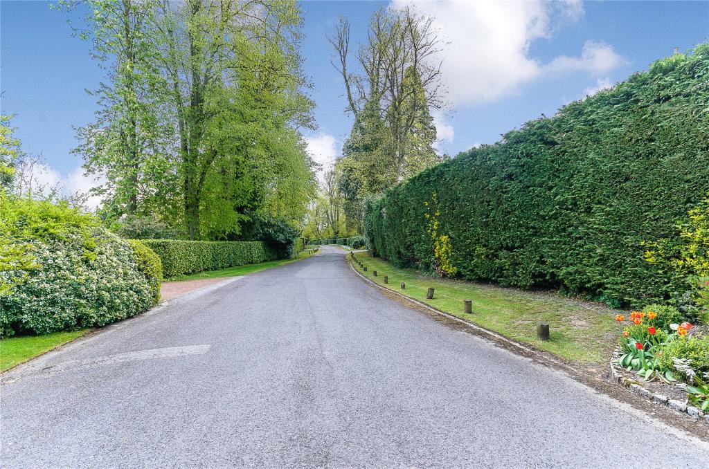 6 bedroom detached house for sale in Stratton Chase Drive, Chalfont St