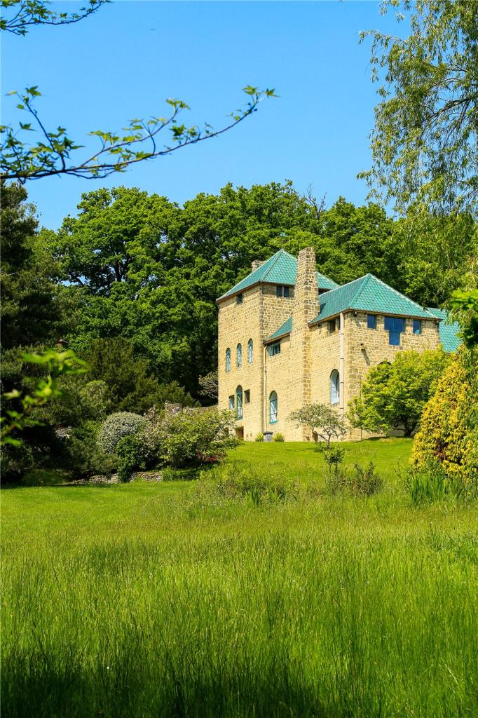 6 bedroom detached house for sale in Pitch Hill, Ewhurst, Cranleigh