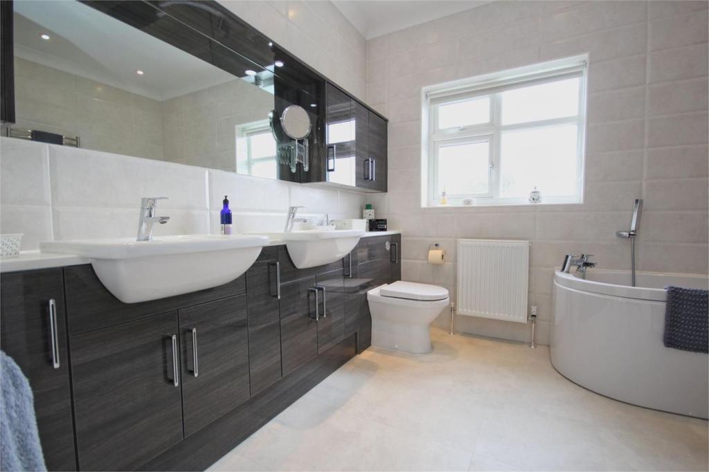 5 bedroom detached house for sale in Riplingham Road, Kirk Ella, Hull, East Riding of Yorkshire