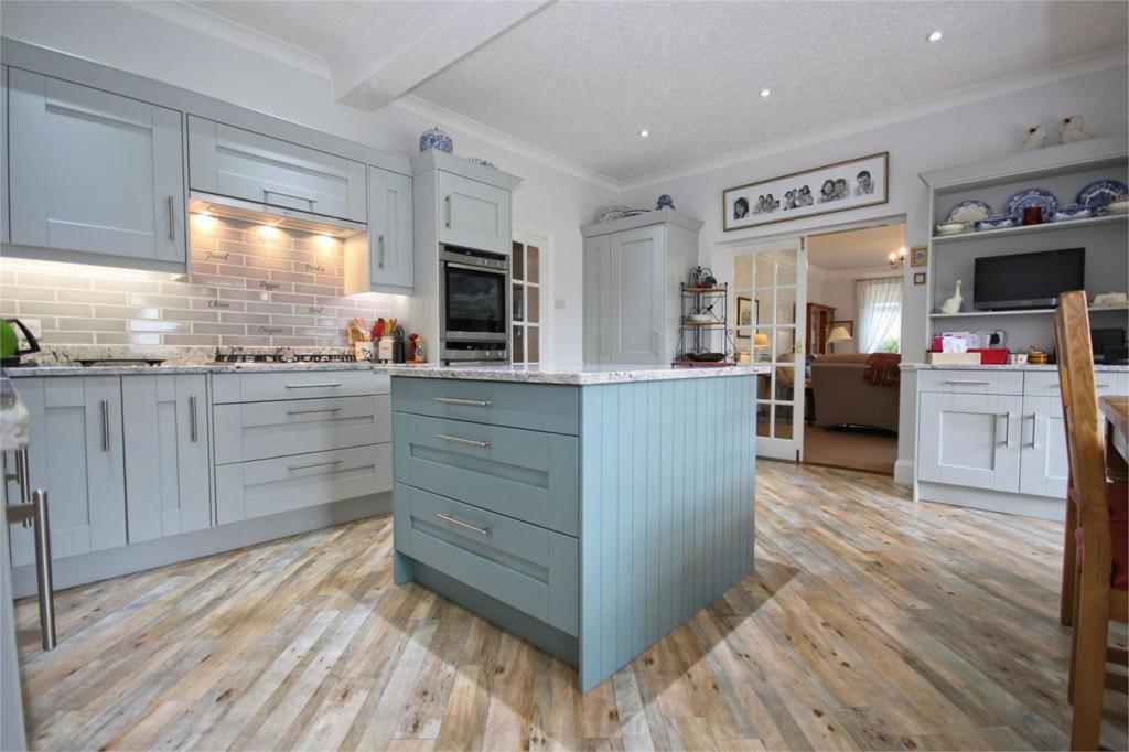 5 bedroom detached house for sale in Riplingham Road, Kirk Ella, Hull, East Riding of Yorkshire