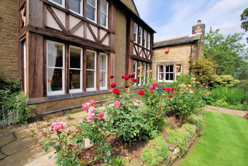 5 bedroom detached house for sale in Barnsley Road, Cawthorne, Barnsley