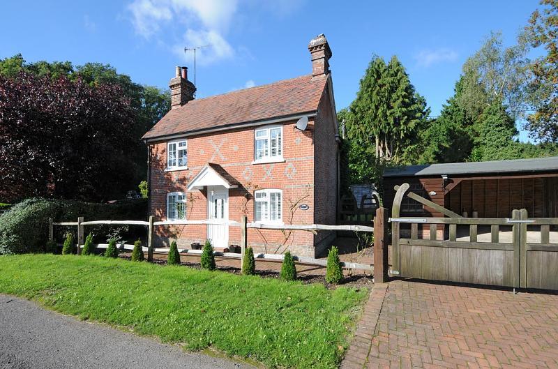 3 bedroom detached house for sale in Chiddingfold, GU8