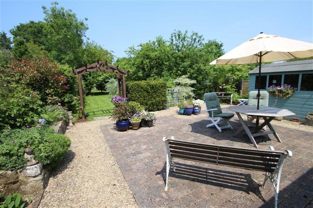 4 bedroom semidetached house for sale in Avenue Road, Cranleigh, GU6