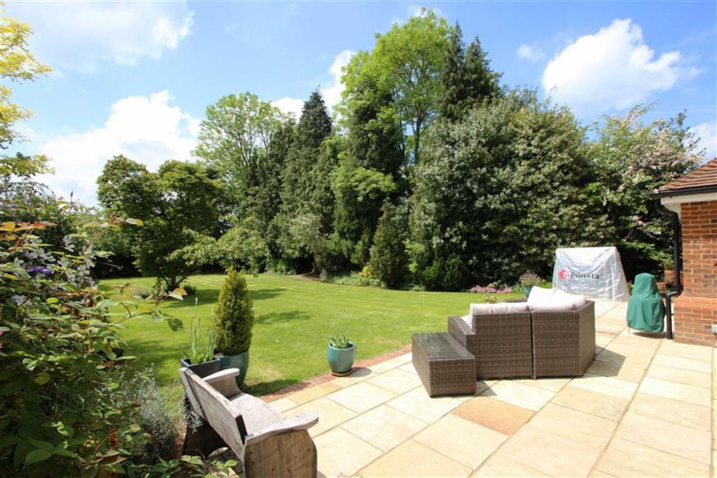 4 bedroom detached house for sale in Guildford Road, Cranleigh, GU6