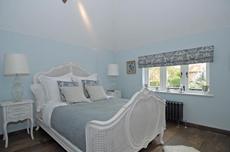 3 bedroom detached house for sale in West Horsley, KT24