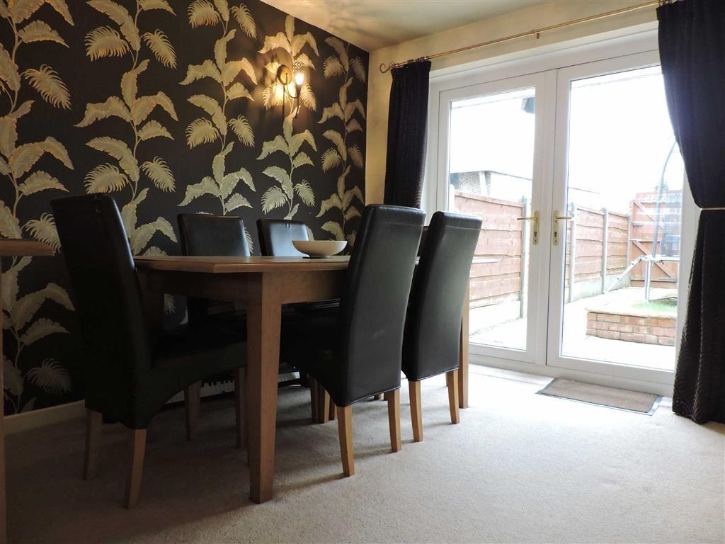 3 bedroom semidetached house to rent in Shearwater Road, Offerton