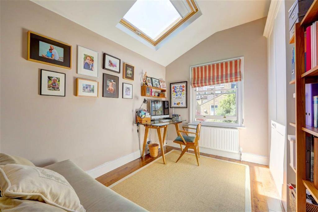 4 bedroom terraced house for sale in Bennerley Road, Between the