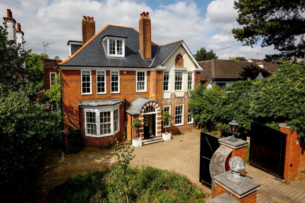 5 bedroom detached house to rent in Kingston Hill Kingston upon Thames