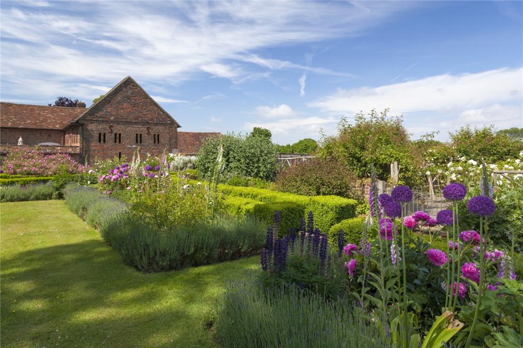 7 bedroom detached house for sale in Tunstall, Tunstall, Sittingbourne