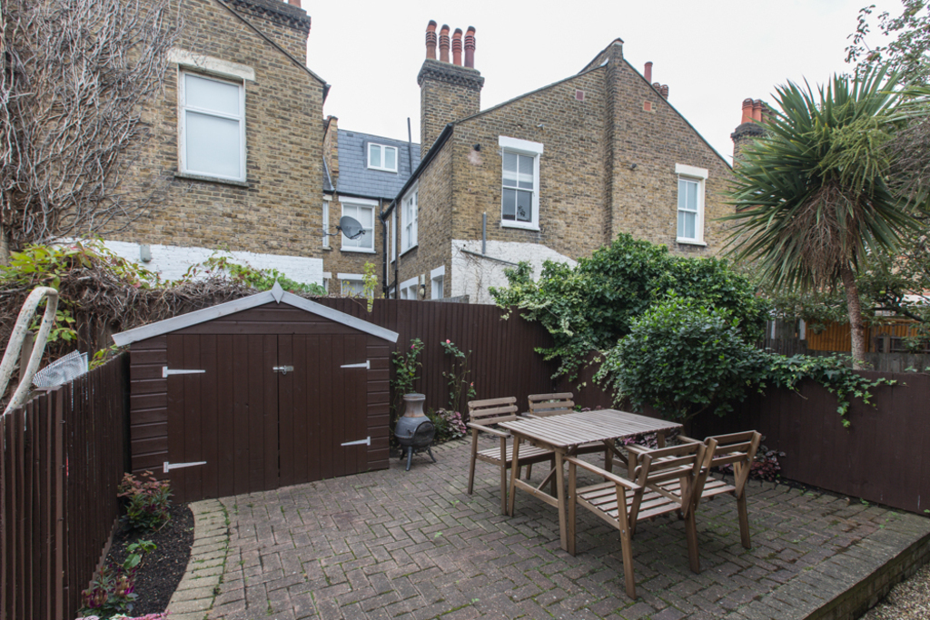 1 bedroom ground floor flat for sale in Dinsmore Road, Balham, London