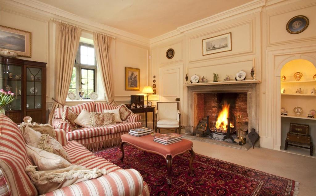 6 bedroom detached house for sale in West Lavington, Devizes, Wiltshire