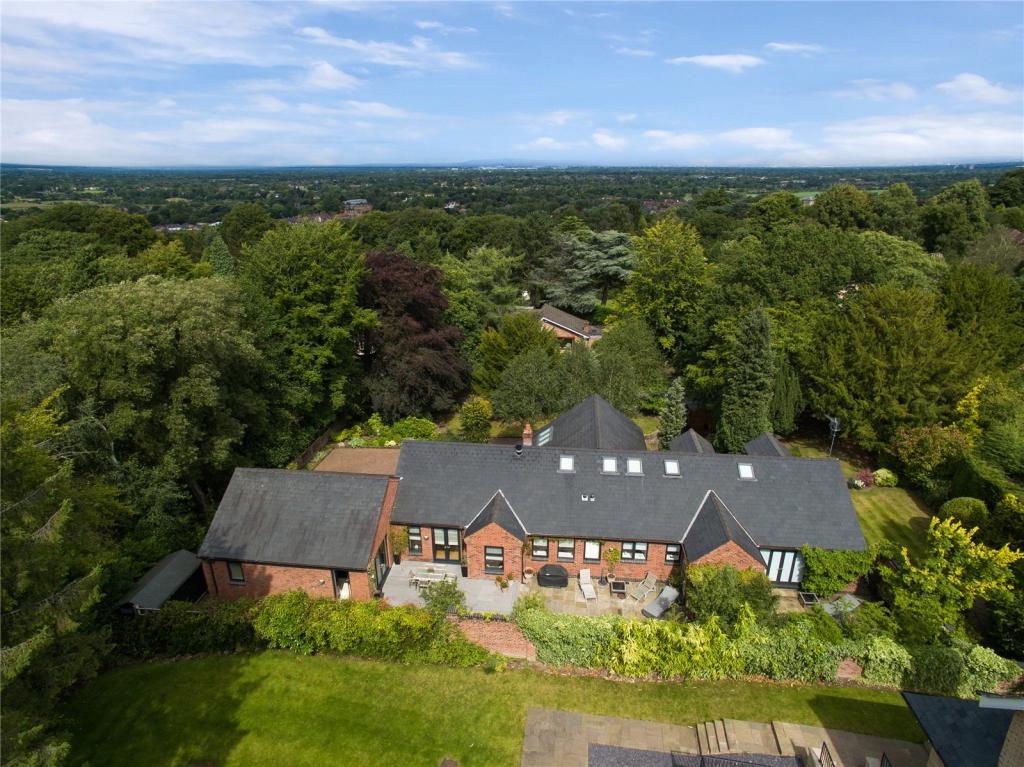 4 bedroom detached house for sale in Macclesfield Road, Alderley Edge