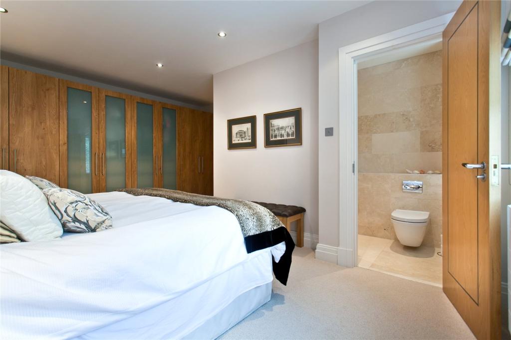 4 bedroom detached house for sale in Macclesfield Road, Alderley Edge