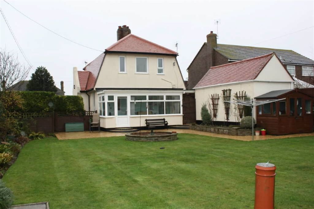 3 bedroom detached house for sale in Old Hall Lane, Waltononthenaze