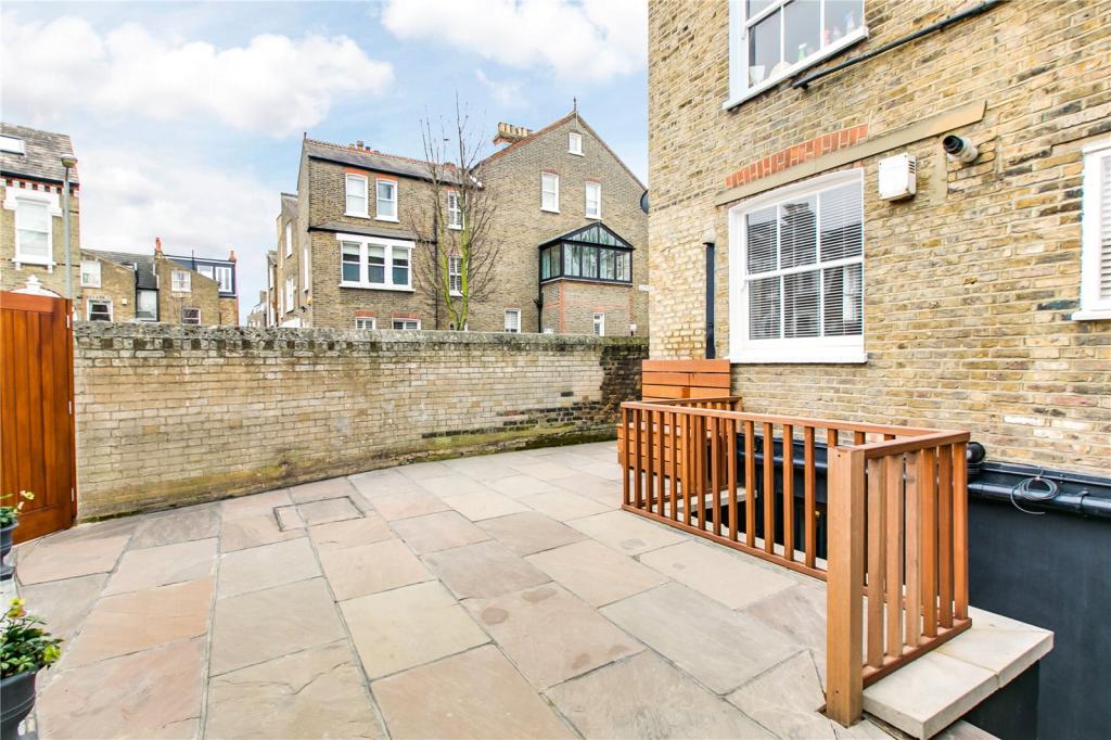 3 bedroom flat for sale in Clapham Common North Side, London, SW4