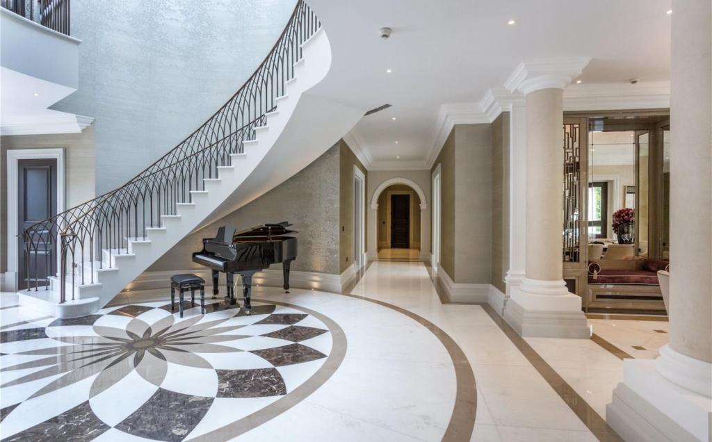 7 bedroom detached house for sale in Princes Drive, Oxshott, The Crown