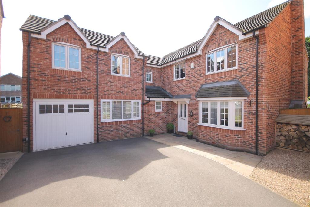 5 bedroom detached house for sale in Old Pheasant Court, Brookside