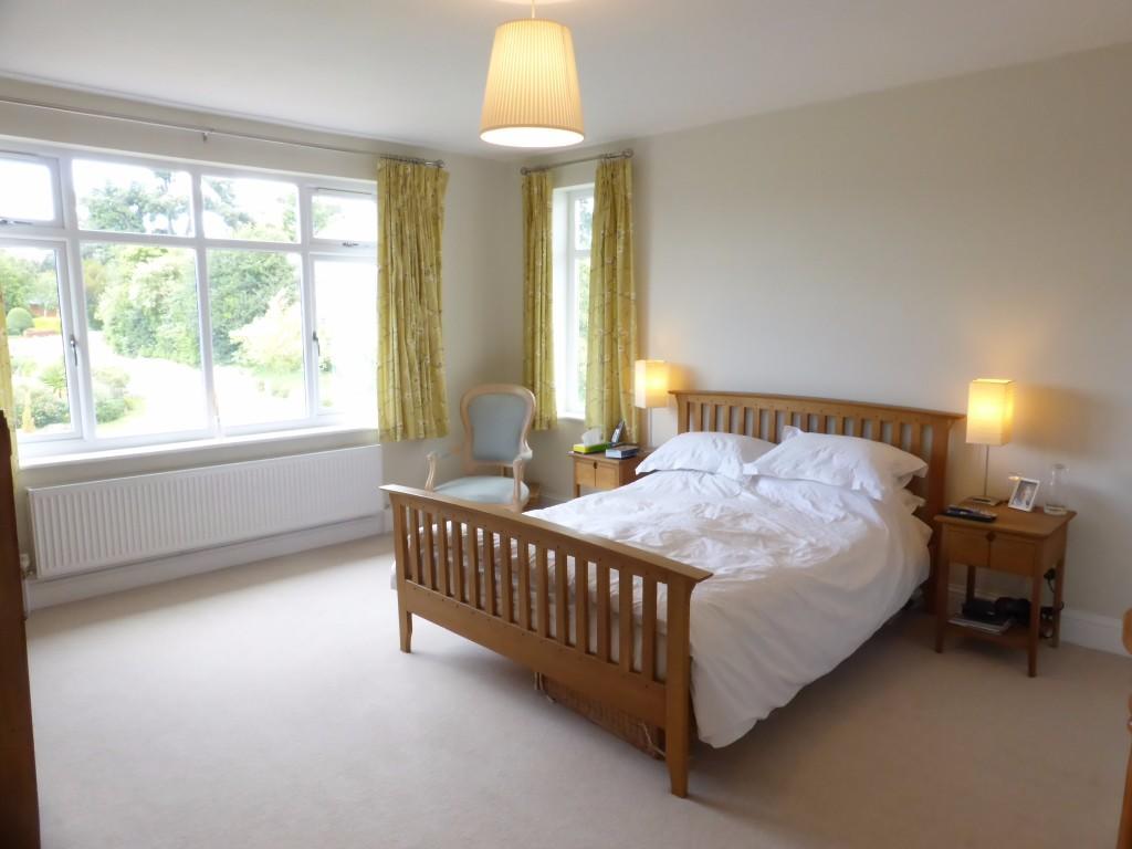 5 bedroom detached house for sale in Broadway Road, Evesham