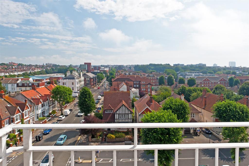 2 bedroom flat for sale in Cromwell Road, Hove, BN3