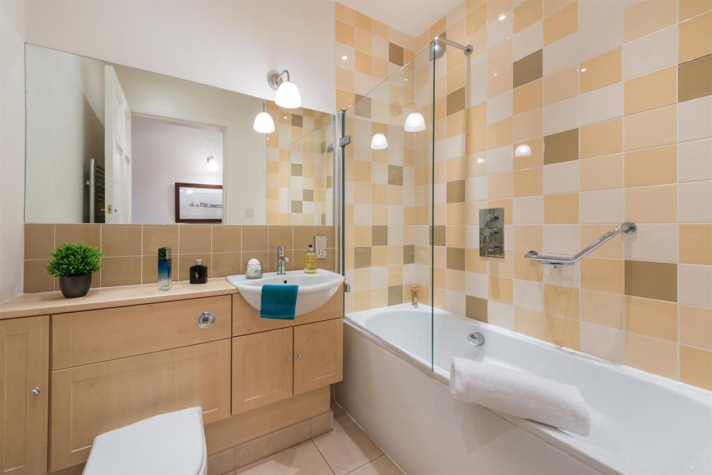 4 bedroom flat for sale in Dublin Street, Edinburgh, EH1