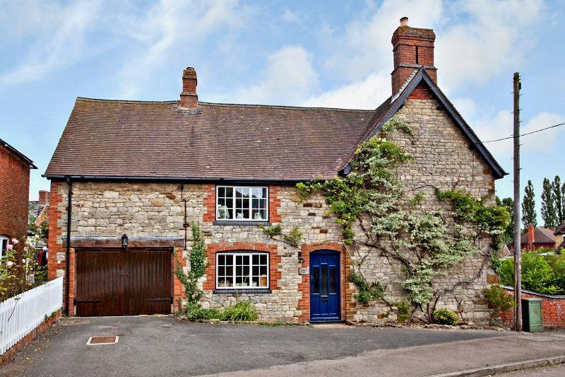 6 bedroom detached house for sale in School Lane, Abthorpe, Towcester