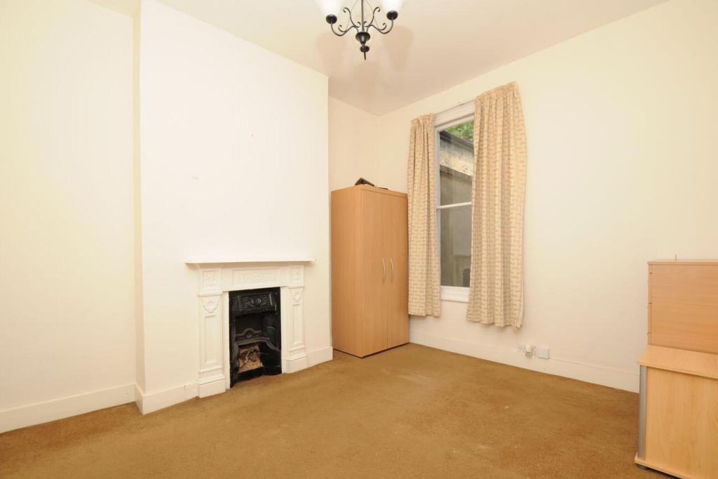 4 bedroom terraced house for sale in Bassingham Road, Earlsfield, SW18
