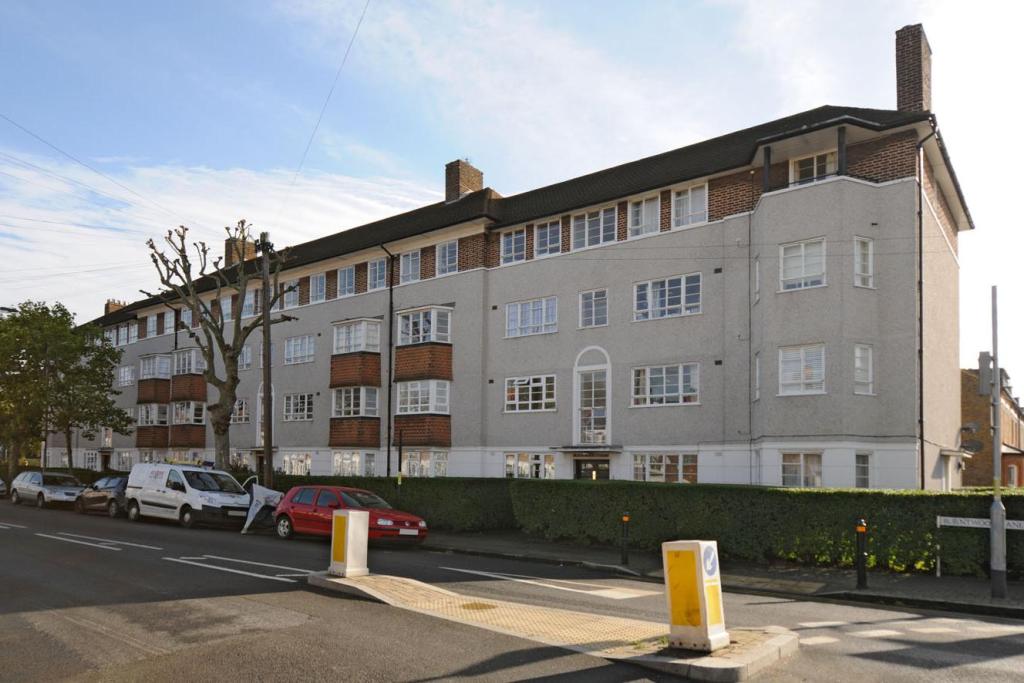 Studio flat for sale in Burntwood Court, Burntwood Lane, Earlsfield, SW17