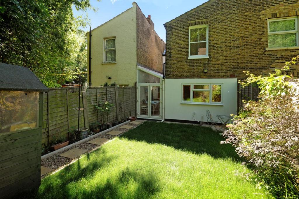 4 bedroom terraced house for sale in Farley Road, Catford, SE6, SE6
