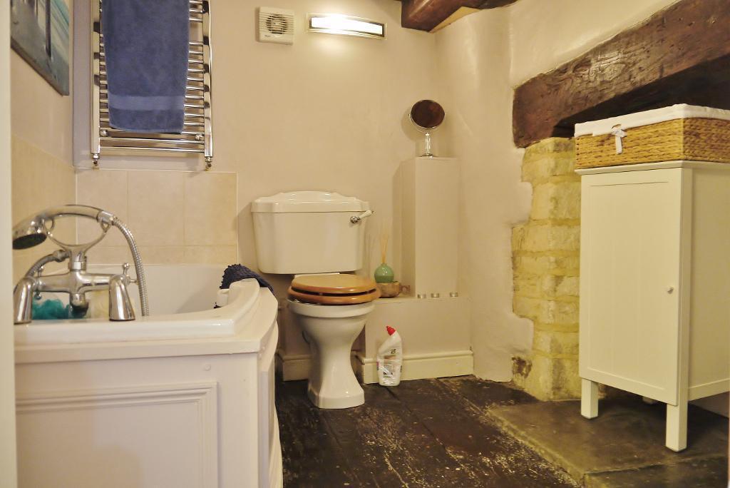 3 bedroom end of terrace house for sale in High Street, Cricklade