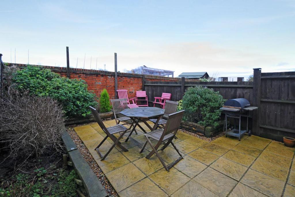 3 bedroom end of terrace house for sale in Stuart Road, Nunhead, SE15