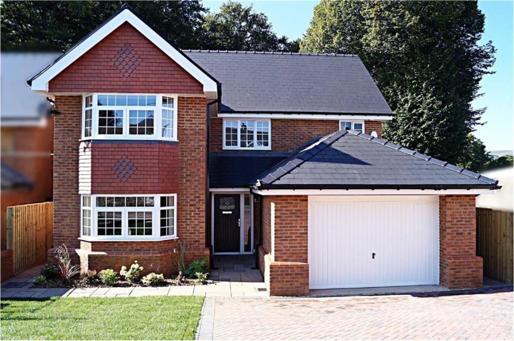 5 bedroom detached house for sale in Corner House Street, Llwydcoed