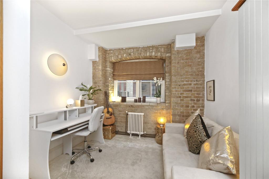 Globe Wharf,Family room