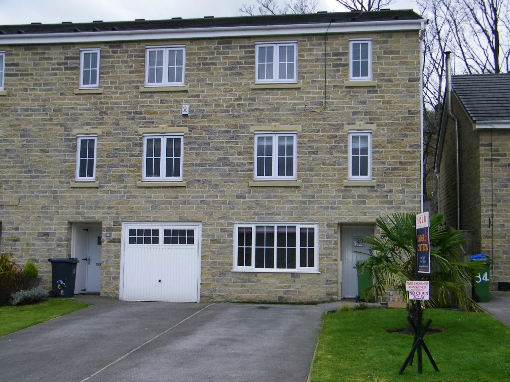 3 bedroom town house to rent in Three Counties Road, Mossley, Ashtonunderlyne, Lancashire, OL5