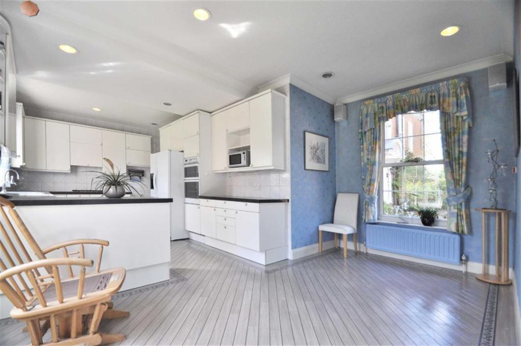 6 bedroom detached house for sale in Kemnal Road, Chislehurst, BR7