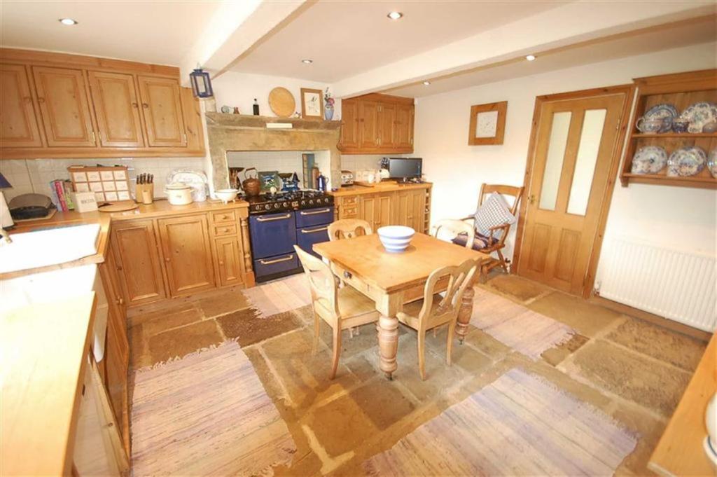 3 bedroom detached house for sale in Coldwells Hill, Stainland, Halifax