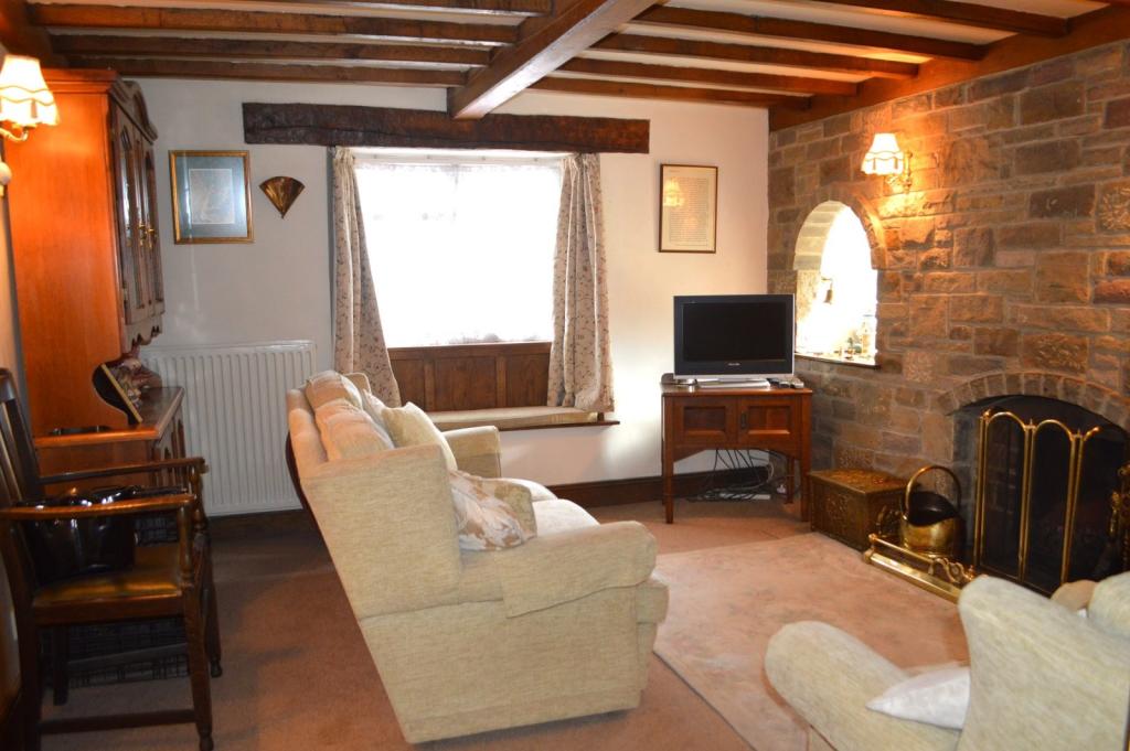 3 bedroom end of terrace house for sale in Long Lane, Chapelenle