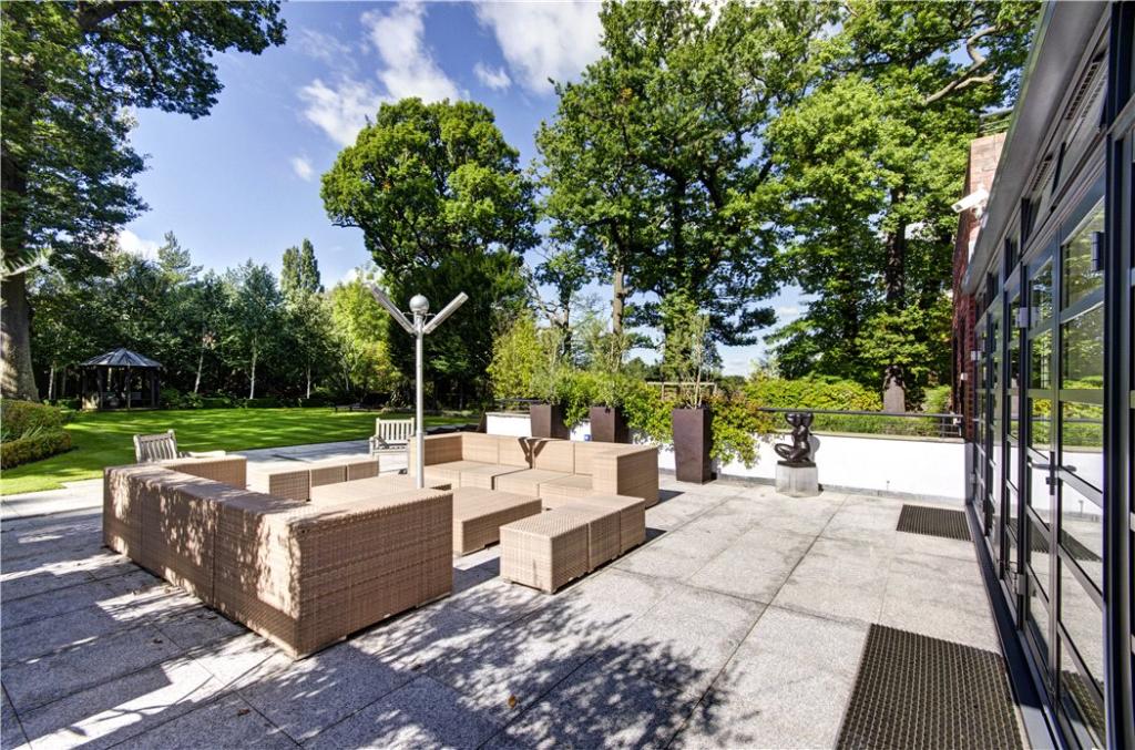 7 bedroom detached house for sale in Courtenay Avenue, Kenwood, London