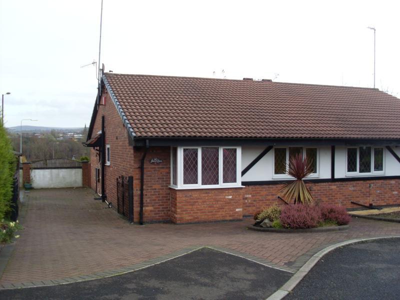 2 bedroom house to rent in Old Oak Drive, Denton, Manchester M34, M34