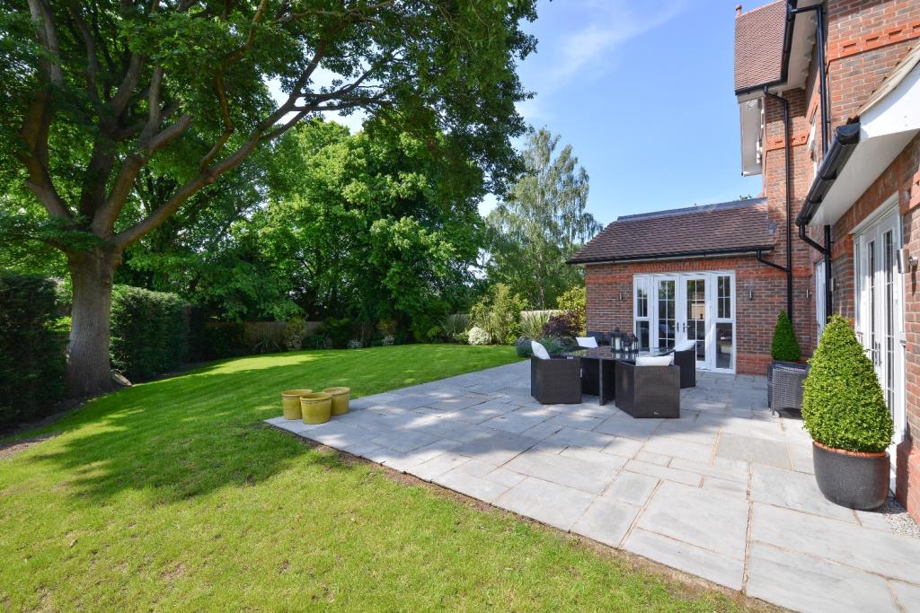 6 bedroom detached house for sale in Park Farm Road Bromley BR1, BR1