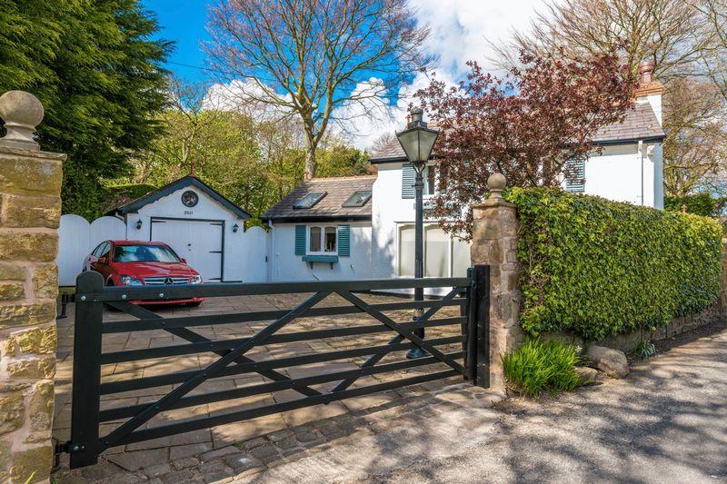 4 bedroom cottage for sale in Mill Lane, Aughton, L39
