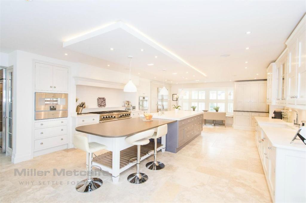 7 bedroom detached house for sale in Knowsley Grange, Heaton, Bolton