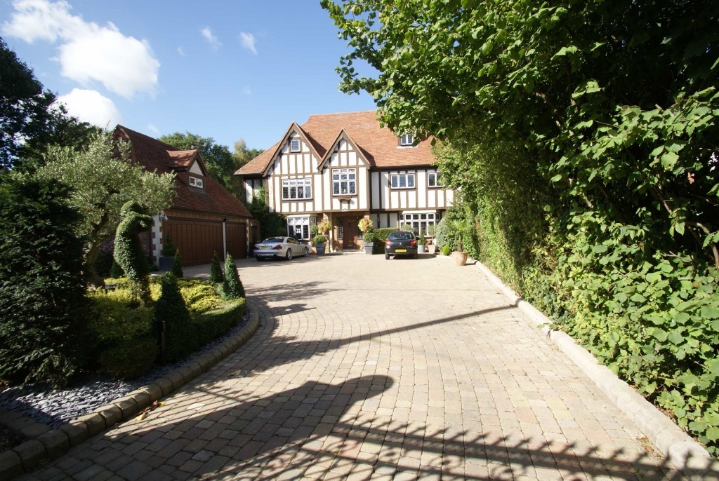 6 bedroom detached house for sale in Western Road, Rayleigh, Essex, SS6