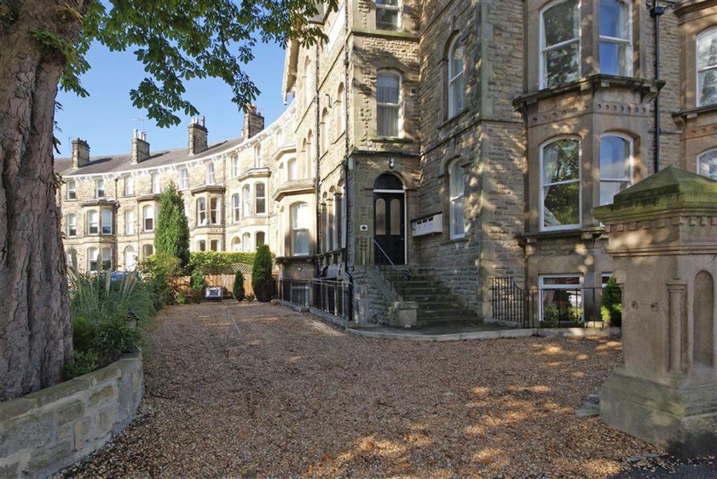 2 bedroom apartment for sale in Leeds Road, Harrogate, North Yorkshire, HG2