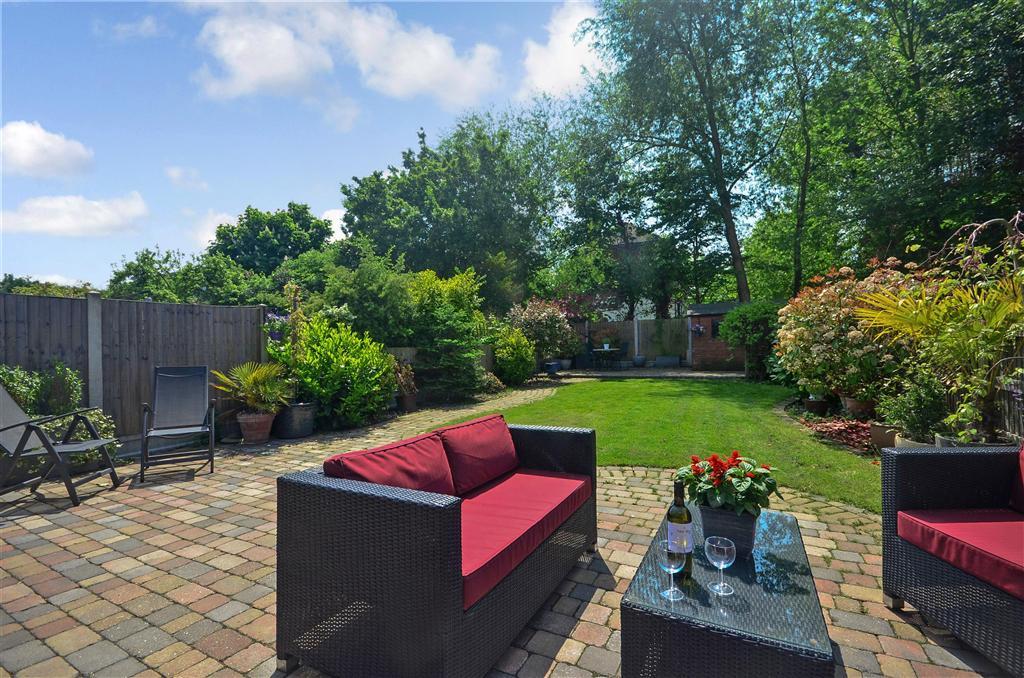 3 bedroom semidetached house for sale in Darnley Road, Woodford Green