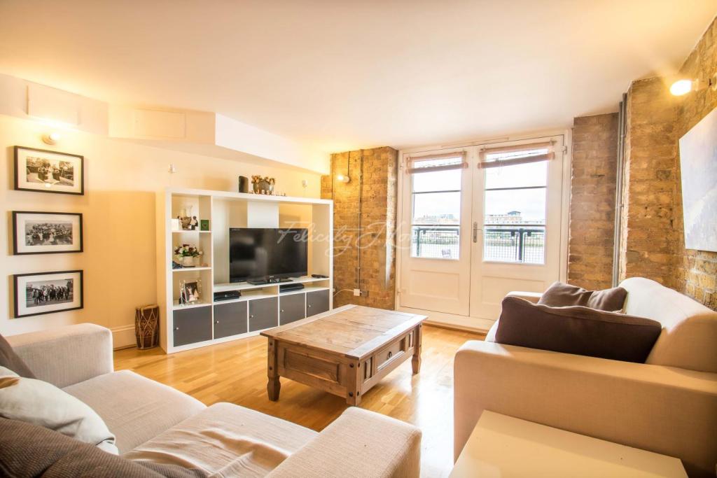Surrey Quays,Lounge