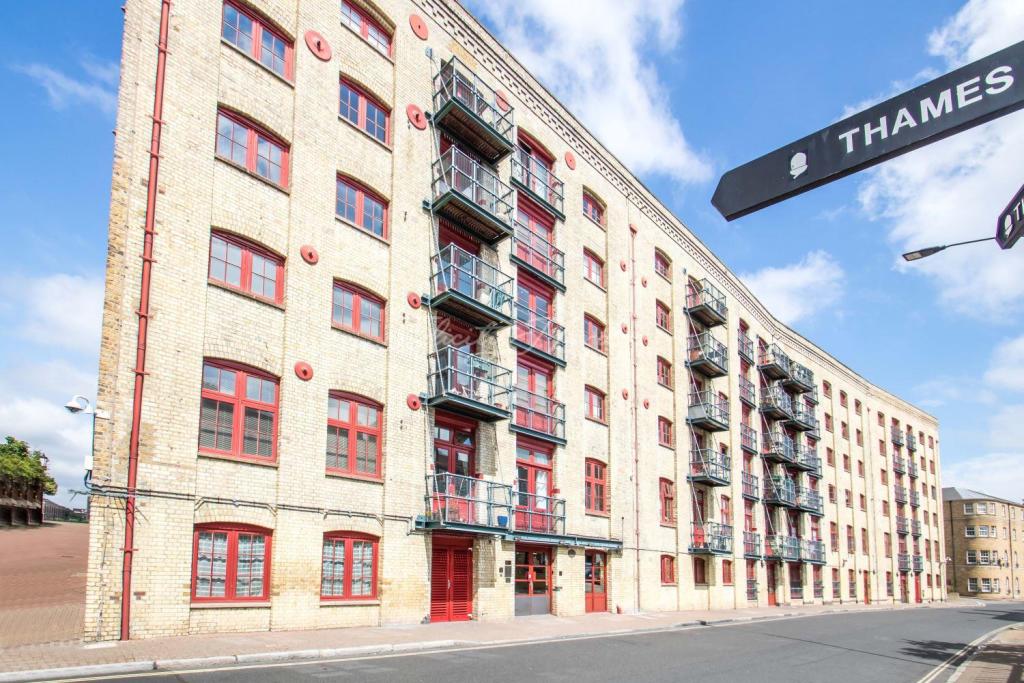 Surrey Quays,Front Elevation