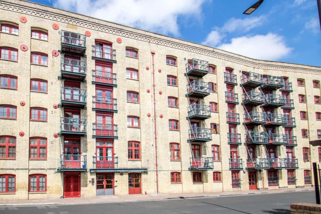 Surrey Quays,Front Elevation