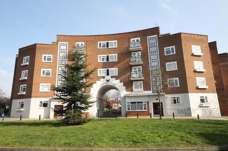 2 bedroom flat for sale in Chertsey Court, Clifford Avenue, Mortlake, SW14